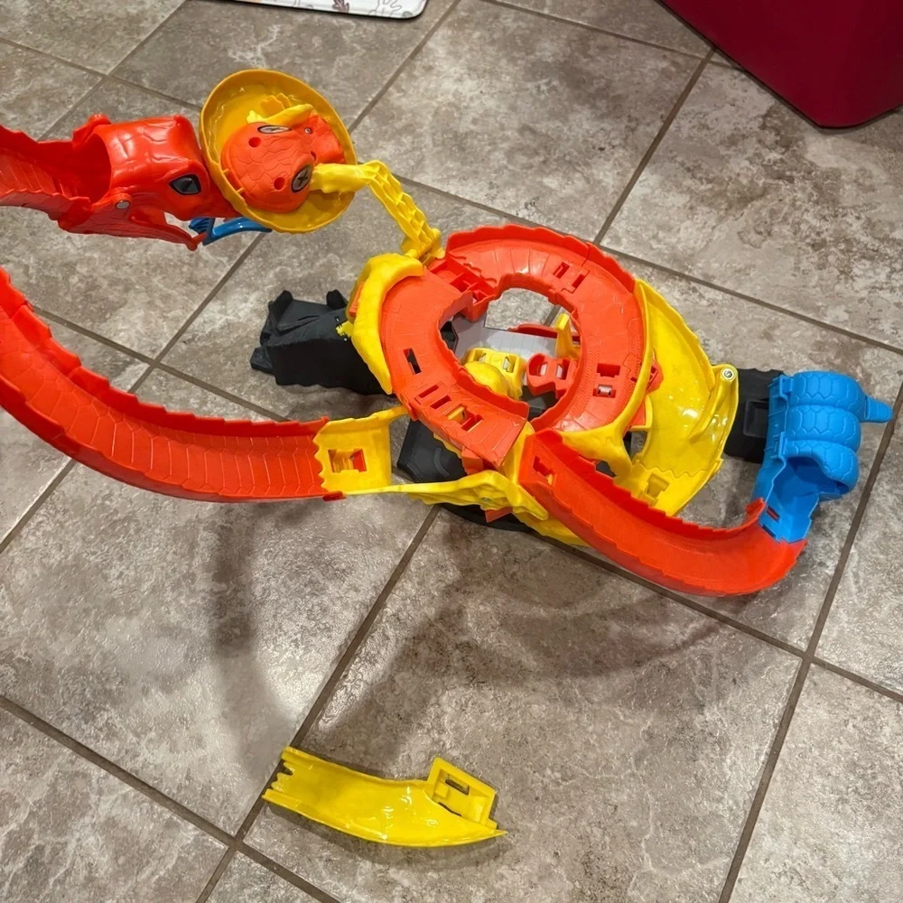 Hot Wheels City Toy Car Track Set Pizza Slam Cobra Attack Playset Snake Tail